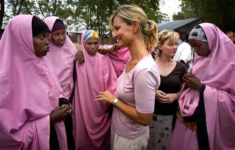 Udviklingsminister Ulla Tørnæs (V) i Kenya - i baggrunden integrationsminister Rikke Hvilshøj (V) (arkivfoto). 