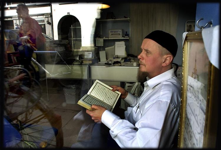 En af mændene bag planerne om et dansk-islamisk center og bedested er den danske imam Abdul Wahid Pedersen. 