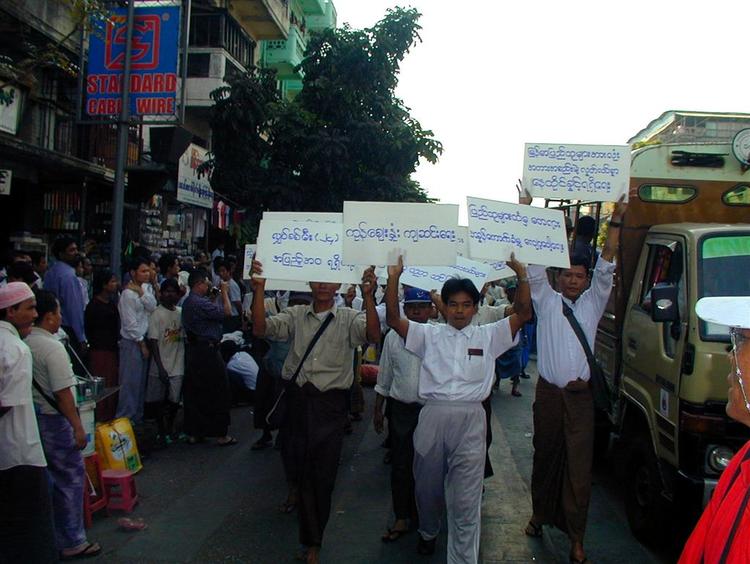 Befolkningen i Burma vil have bedre undervisnings- og sundhedssystem. 
