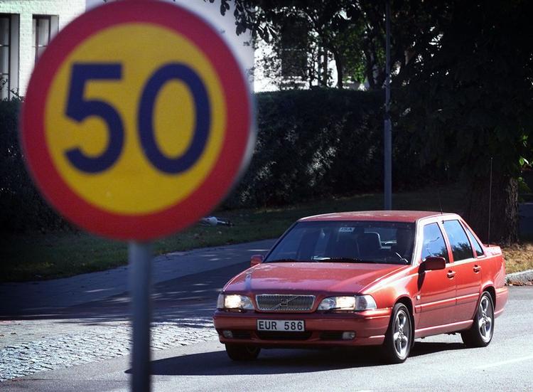 Svenskerne afprøver en automatisk fartkontrol indsat direkte i bilen. I Danmark åbner forsikringsselskaber nu mulighed for at indsætte en 'sort boks' med fartkontrol i bilerne. 