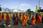 Buddhistiske munke i Sri Lankas hovedstad, Colombo, har de seneste dage demonstreret mod de Tamilske Tigre. Munkene og deres støtter ønsker våbenhvilen skrottet. 