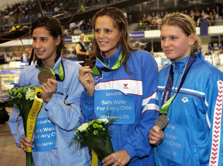 Anastasia Ivanenko (th.) er i 800 meter fri på kortbane det seneste halvandet år kun blevet besejret af Laure Manadou (i midten). Ved EM i 2006 fik Erika Villaecija Garcia bronze. 