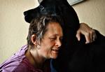 For to måneder kunne  Politikens læsere møde en række mennesker, der  betegnede sig selv om  fattige. Gense én af dem:  Mette Voss, 45 år gammel, førtidspensionist og enlig  mor til to børn. Hun sidder  her med hunden Laban.  Foto: Joachim Adrian 