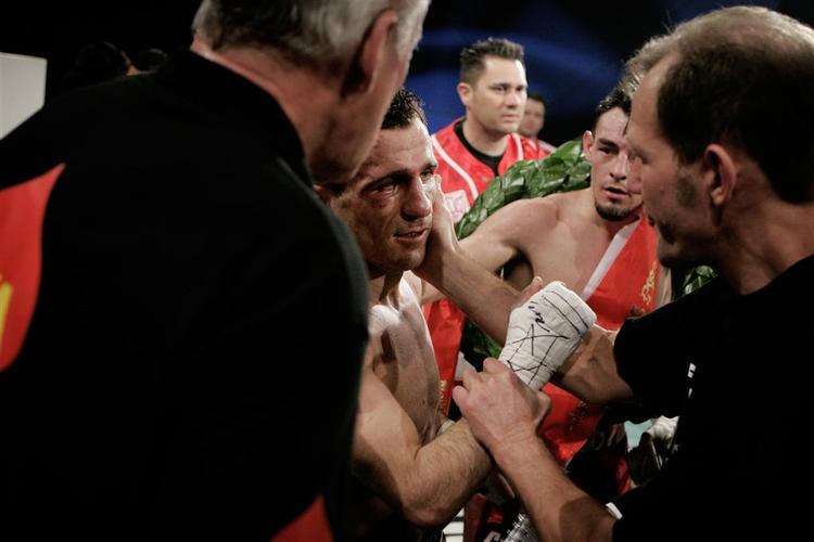Spend Abazi får trøstende ord fra modstanderen Robert Guerrero og sekundaten Paul Duvill efter sit nederlag. 