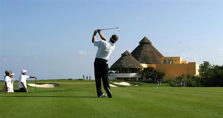 Fred Funk deler føringen med to andre i Cancun, hvor den første PGA-turnering uden for USA og Canada afvikles. 