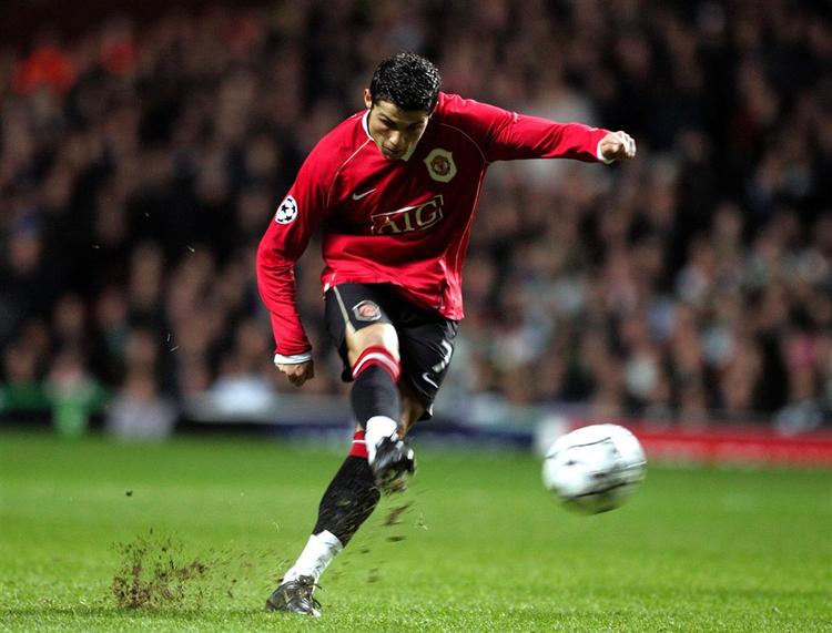 Cristiano Ronaldo skyder med skarpt inden kampen mod Chelsea. 