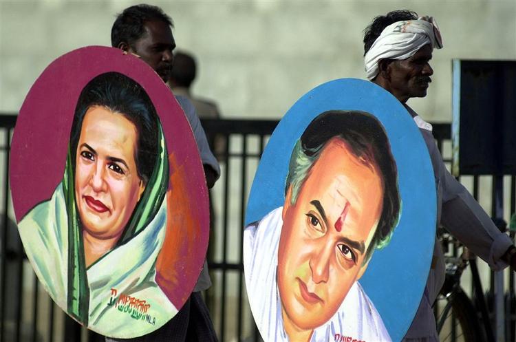 Ægteparret Gandhi er ikoner i indisk politik. Rajiv Gandhi blev myrdet ved et attentat 1991. I 2004 fik Sonia et magtfuldt comeback i indisk politik 