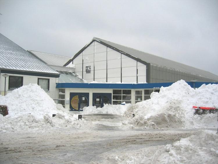 Dette foto indsendt af en læser viser Værløsehallerne, hvor der lørdag var frygt for, at glaspartiet ved indgangen ville brase sammen. Men Falck fik hurtigt fjernet sneen fra det lille flade tag. 