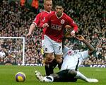 Manchester Uniteds Cristiano Ronaldo(forest i midten)sikrede Manchester United sejren over Fulham med et mål to minutter før tid. 