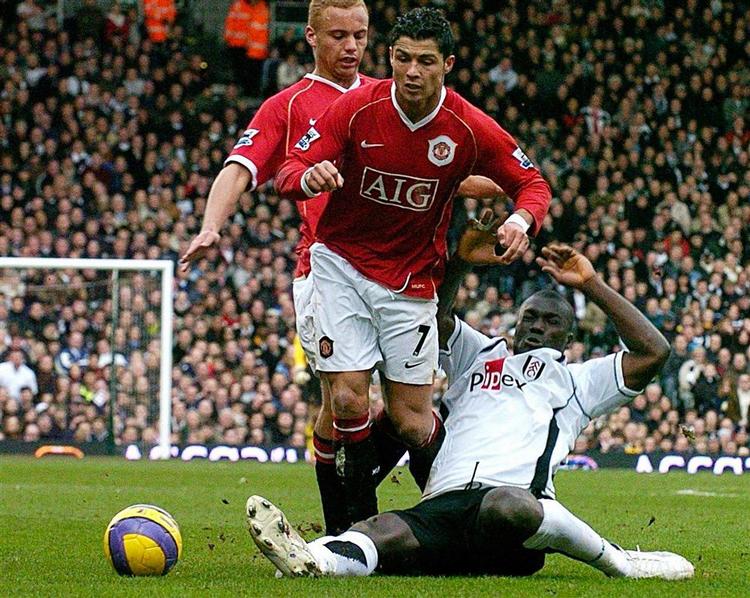 Manchester Uniteds Cristiano Ronaldo(forest i midten)sikrede Manchester United sejren over Fulham med et mål to minutter før tid. 