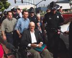 Den 80-årige Edgar Ray Killen på vej i rullestol til den domsafsigelse i 2005, der kendte ham skyldig i tre racemotiverede drab på borgerretsaktivister i 1964 