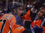 Frans Nielsen lykønskes af holdkammeraterne efter scoringen til 3-1. Islanders vandt kampen mod Montreal med 3-2. 