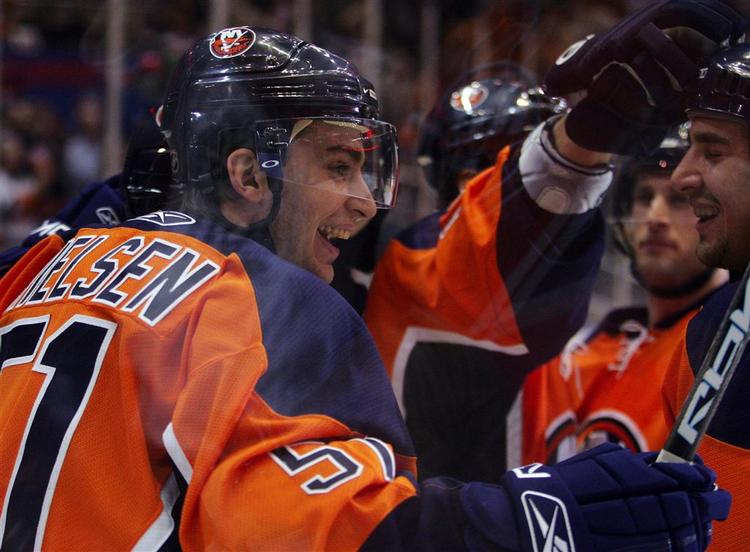 Frans Nielsen lykønskes af holdkammeraterne efter scoringen til 3-1. Islanders vandt kampen mod Montreal med 3-2. 