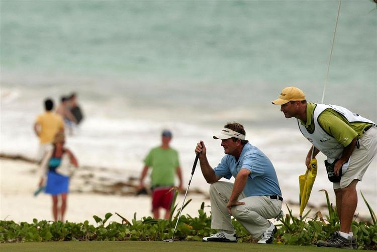 Golfbanen i Cancun, hvor Fred Funk (i lyseblåt) er i spidsen for den igangværende PGA-turnering, ligger ikke blot tæt på, men på selve den mexicanske østkyst. 