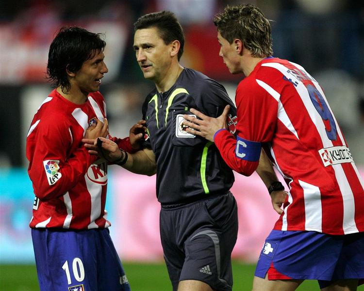 Atletico  Madrids Aguero og Fernando Torres i diskussion med dommer Dauden, som uforståeligt underkendte et Atletico-mål til 2-0. 