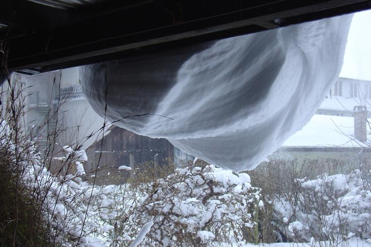 Politiken-læser Keld Pedersen fra Roskilde har sendt dette foto af det nye, midlertidige tagskæg på sin overdækkede terrasse. 