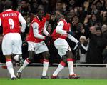 Arsenal's Kolo Toure(til højre) fejrer sit udlignende mål til 1-1 i FA-cup kampen mod Bolton. 