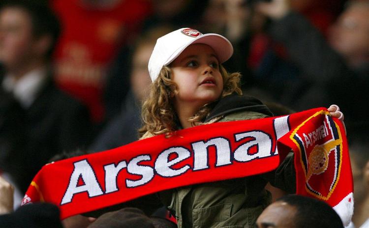 Ungdommelig Arsenal-fan ved dagens Carling Cup-finale, der ved 1. halvlegs slutning står uafgjort 1-1. Målscorer for Arsenal: 17-årige Theo Walcott. 