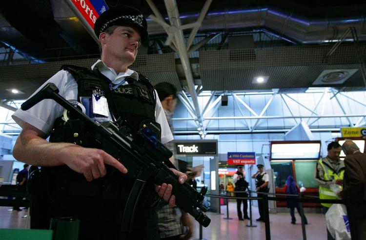 I august i fjor afværgede britisk politi et terrorangreb mod adskillige passagerfly mellem USA og Storbritannien. Foto fra Heathrow Lufthavn uden for London 