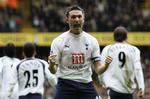 Tottenhams Robbie Keane fejrer scoringen til 3-0. Senere blev han udvist. 