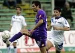 Den engang så uglesete rumæner Mutu lagde i dag nye alene til sin popularitet i Firenze, da han scorede det første mål i topkampen mod Empoli. 