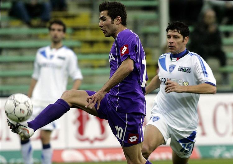 Den engang så uglesete rumæner Mutu lagde i dag nye alene til sin popularitet i Firenze, da han scorede det første mål i topkampen mod Empoli. 