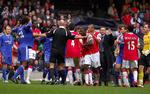 Chelseas og Arsenals spillere i tæt kontakt under Carling Cup finalens afslutning. 