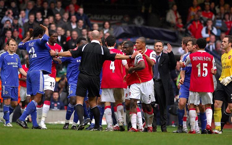 Chelseas og Arsenals spillere i tæt kontakt under Carling Cup finalens afslutning. 
