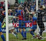 Inverness spillerne(i blåt og rødt) græmmer sig mens Thomas Gravesen(t.h.) jubler sammen med sine holdkammerater over Celtics sene udligning i søndagens cup-kamp. 