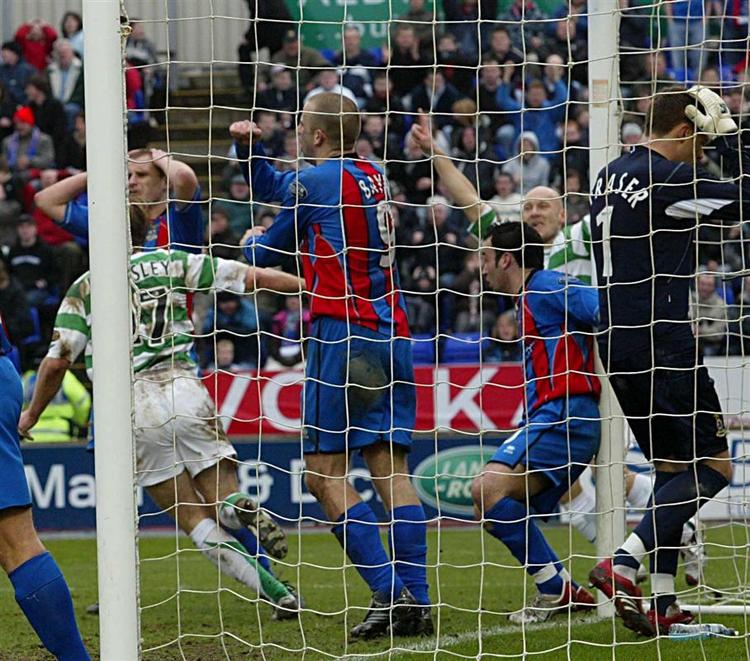 Inverness spillerne(i blåt og rødt) græmmer sig mens Thomas Gravesen(t.h.) jubler sammen med sine holdkammerater over Celtics sene udligning i søndagens cup-kamp. 