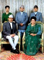 Udateret arkivfoto af den daværende kongefamilie i Nepal. Kronprins Dipendra (i midten)skød og dræbte sine forældre og søskende 1. juni 2001. 