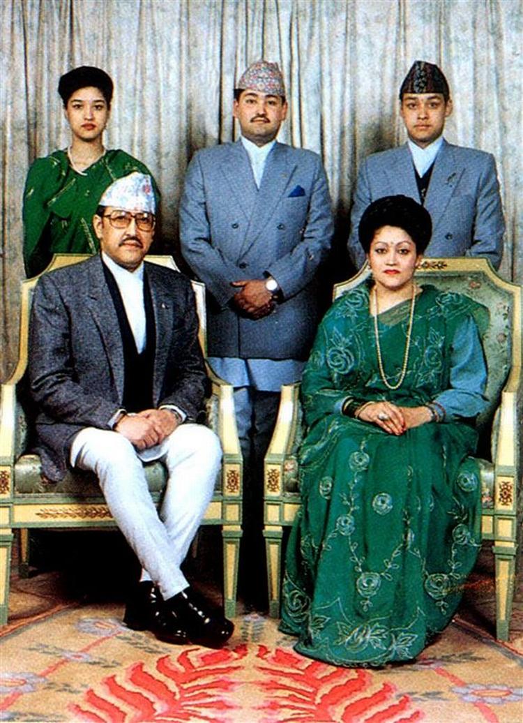 Udateret arkivfoto af den daværende kongefamilie i Nepal. Kronprins Dipendra (i midten)skød og dræbte sine forældre og søskende 1. juni 2001. 