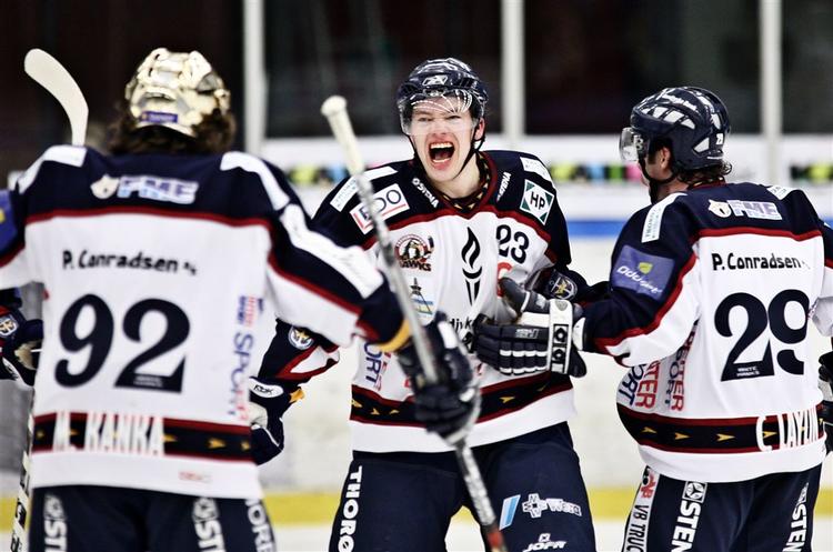 Mike Grey(i midten fra en tidligere kamp)kunne samme med de øvrige Frederikshavns-spillere juble efter sejren over AaB, der betyder, at AaB nu kun føre med 2-1 i kampe. 