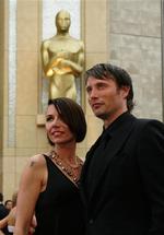 Mads Mikkelsen ankommer til Oscar-fest sammen med sin kone Hanne Jacobsen. Men der blev ingen Oscar at fejre for den danske skuespiller eller dansk film. 