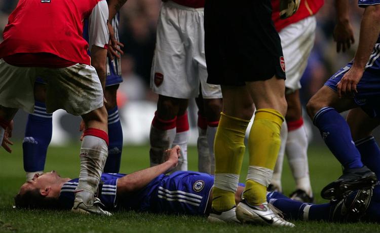 Det så slemt ud, da John Terry længe lå på grønsværen efter et hændeligt uheld. Men Chelsea-forsvareren undgik alvorlige skader. 