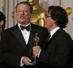 Al Gore og Davis Guggenheim modtager en Oscar for bedste dokumentarfilm. 