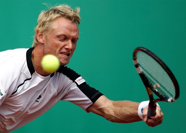 Kenneth Carlsen, her fra de åbne franske mesterskaber i fjor, vandt i to sæt over veteranen Greg Rusedski. 
