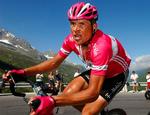 Tyske Jan Ullrich fra T-Mobile lægger cyklen fra sig. 