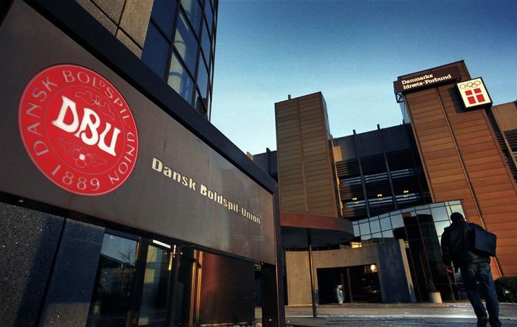 Konkurrencestyrelsen har indtil videre stukket en kæp i hjulet på planerne om at afvikle superligakampe om mandagen. 