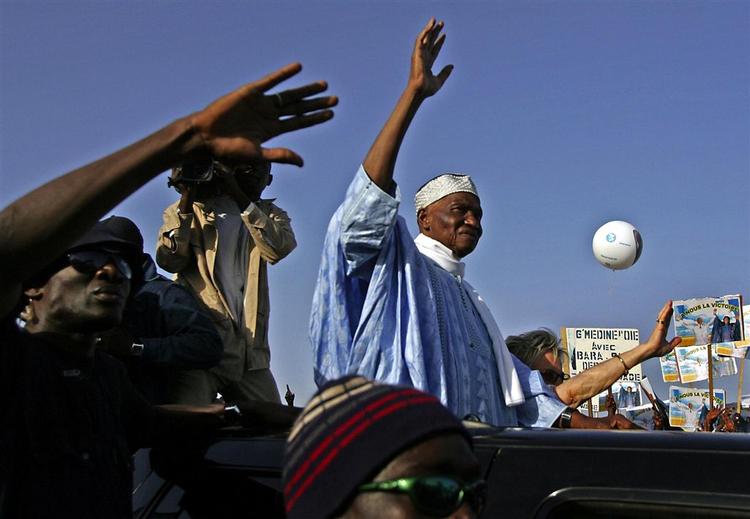 Det ligner komfortabelt genvalg til Senegals præsident Abdoulaye Wade, der her hyldes af vælgerne. 