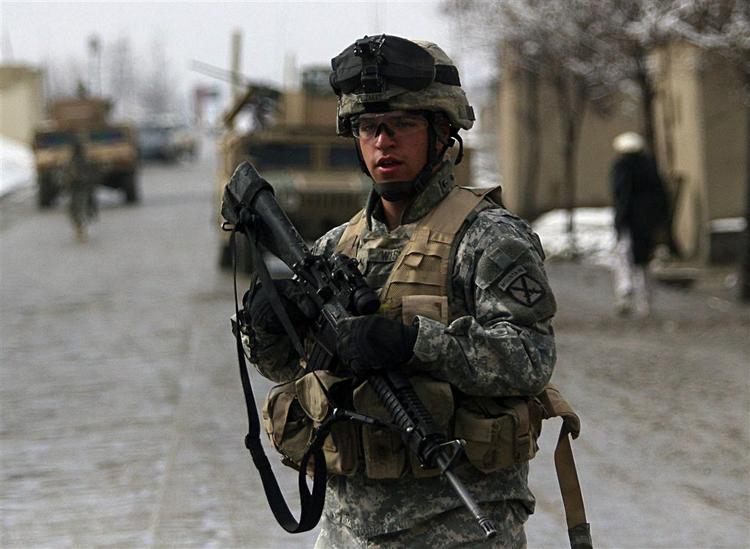 En fjerdedel af danskerne mener ikke, at der skal flere soldater til Nato-styrken i Afghanistan. Her patruljerer en amerikansk soldat. 