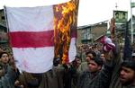 Et 'dansk' flag brændes af under indiske protester mod muhammedtegningerne. 