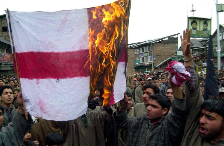 Et 'dansk' flag brændes af under indiske protester mod muhammedtegningerne. 