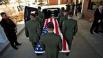 Et stigende antal amerikanske soldater dræbes i Irak. Her begraves Chad Marsh mandag i Wichita, Kansas. Marsh døde 18. februar i Bagdad efter at være blevet ramt af granatstumper. 