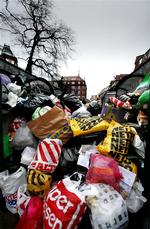 Det ophobede skrald i Århus skal fjernes af de strejkende skraldemænd - mod fuld betaling. 