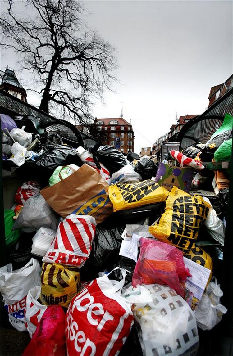 Det ophobede skrald i Århus skal fjernes af de strejkende skraldemænd - mod fuld betaling. 