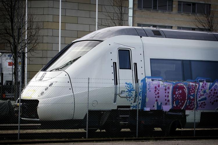 DSB vil ikke betale for rengøring af graffiti på de fosinkede IC4-tog ved Århus. 