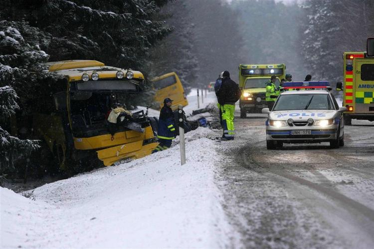 Seks personer mistede livet, da to linjebusser kolliderede tidligt i morges i Sverige.. 