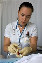 Ambulante patienter skal i stigende omfang selv betale for deres behandling. Hospitalerne skal spare, så der er ikke penge til at give patienterne behandlingen med. 