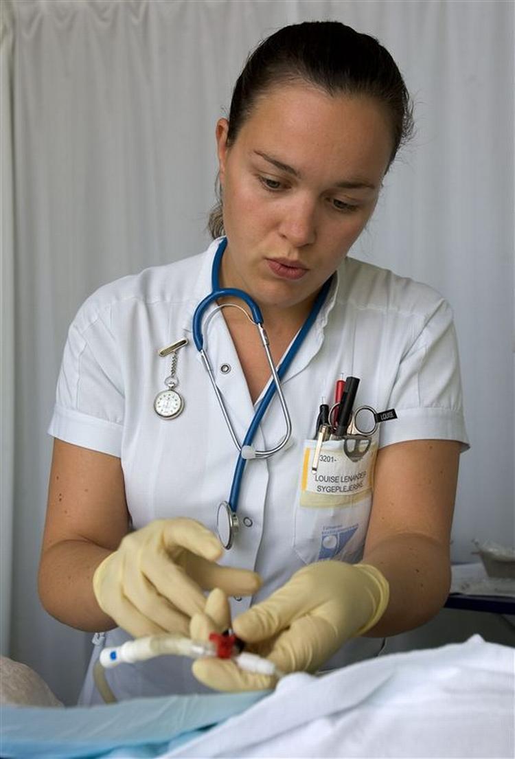 Ambulante patienter skal i stigende omfang selv betale for deres behandling. Hospitalerne skal spare, så der er ikke penge til at give patienterne behandlingen med. 